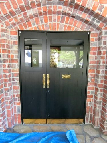親子ドア　木製ドア　真鍮